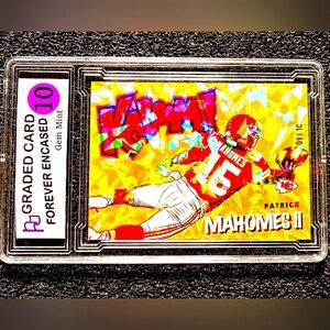 Patrick Mahomes Kansa City Chiefs Cracked Ice Gold KABOOM Football Card Limited